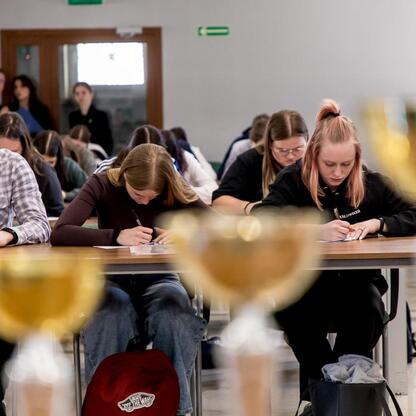Grupa studentów wzięła udział w finałowym etapie konkursu wiedzy o pierwszej pomocy organizowanego przez Młodzieżowy Sejmik Województwa Śląskiego. (wygenerowano przez AI)