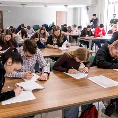 Zajęcia wiedzy o pierwszej pomocy w szkole, uczestnicy koncentrują się na testach. (wygenerowano przez AI)