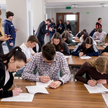 Uczniowie wzięli udział w finałowym etapie konkursu wiedzy o pierwszej pomocy, organizowanego przez Śląskie Youth Parliament. (wygenerowano przez AI)