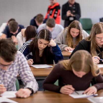 Grupa studentów wzięła udział w finałowym etapie konkursu wiedzy o pierwszej pomocy organizowanego przez Silesia Youth Parliament. (wygenerowano przez AI)
