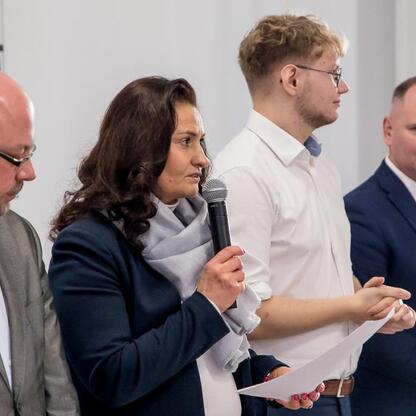 Grupa czterech osób uczestniczących w konkursie wiedzy o pierwszej pomocy, prowadzonym przez Młodzieżowy Sejmik Województwa Śląskiego. (wygenerowano przez AI)