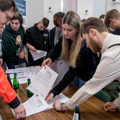 Wojewódzki konkurs wiedzy o pierwszej pomocy, uczestnicy w trakcie praktycznego testu. (wygenerowano przez AI)