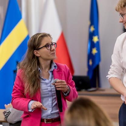 Wojewódzka debata o pierwszej pomocy, uczestnicy i sędziowie w akcji. (wygenerowano przez AI)