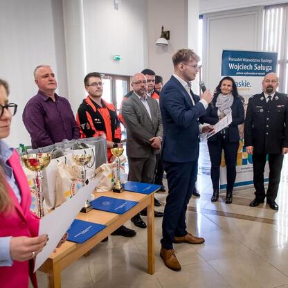 Wojewódzka konkurs wiedzy o pierwszej pomocy, uczestnicy i władze regionu. (wygenerowano przez AI)