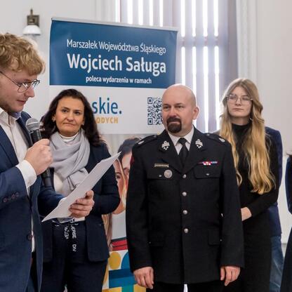 Finale konkursu wiedzy o pierwszej pomocy województwa śląskiego. Uczestnicy i władze regionu nagradzają zwycięzców. (wygenerowano przez AI)
