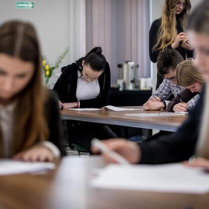 Grupa studentów wzięła udział w finałowym etapie konkursu wiedzy o pierwszej pomocy organizowanego przez Śląskie Youth Parliament. (wygenerowano przez AI)