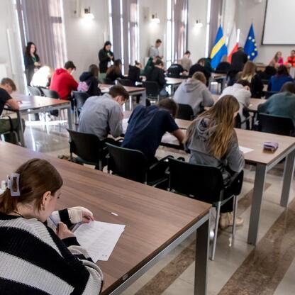 Sala lekcyjna podczas finału konkursu wiedzy o pierwszej pomocy, organizowanego przez Silesia Youth Parliament. (wygenerowano przez AI)