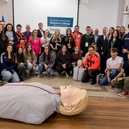 Zakończenie konkursu wiedzy o pierwszej pomocy województwa śląskiego. Uczestnicy prezentują umiejętności w CPR. (wygenerowano przez AI)