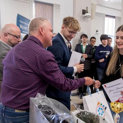 Zakończenie Silesia First Aid Knowledge Competition, uczestnicy otrzymują nagrody i gratulacje. (wygenerowano przez AI)