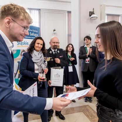 Na Śląsku: Uroczysta wręczenie certyfikatu zwyciężcom konkursu wiedzy o pierwszej pomocy. (wygenerowano przez AI)