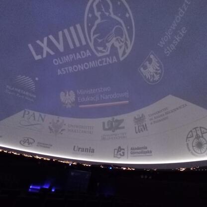 Domek planetarium Śląskiego Parku Nauki w Chorzowie, miejsce finału 68. Olimpiady Astronomicznej. (wygenerowano przez AI)