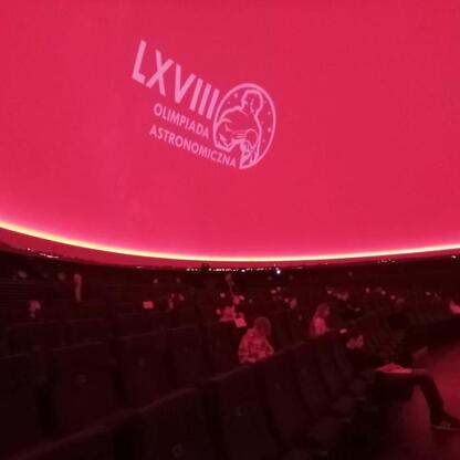Wnętrze Planetarium Śląskiego Parku Nauki w Chorzowie podczas 68. Astronomicznej Olimpiady. (wygenerowano przez AI)