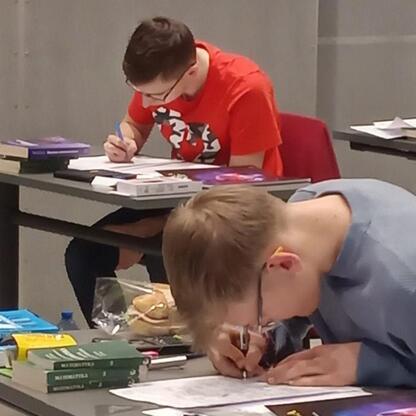 Grupa studentów uczestniczących w finałowej rundzie 68. Olimpiady Astronomicznej w Planetarium Śląskiego Parku Nauki w Chorzowie. (wygenerowano przez AI)