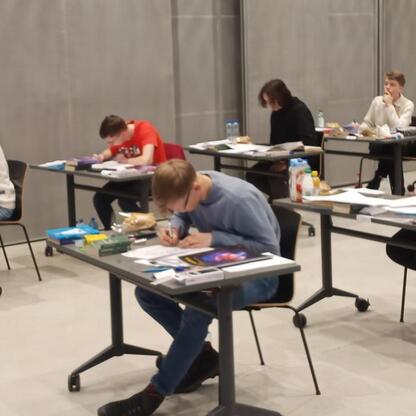Grupa studentów uczestniczących w finałowej fazie 68. Olimpiady Astronomicznej w Planetarium Śląskiego Parku Nauki w Chorzowie. (wygenerowano przez AI)