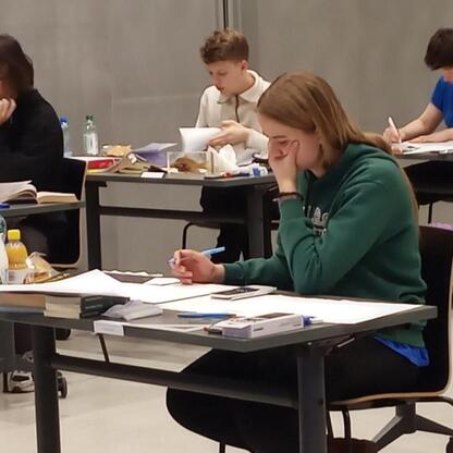 Grupa studentów w trakcie sesji studenckiej w modernistycznym budynku edukacyjnym. (wygenerowano przez AI)