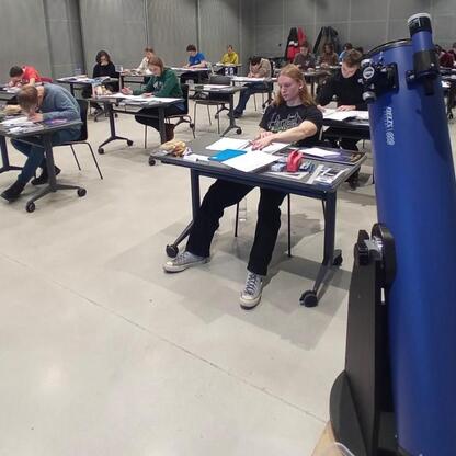 Grupa studentów uczestniczących w finałowej rundzie 68. Olimpiady Astronomicznej w Planetarium Śląskiego Parku Nauki w Chorzowie. (wygenerowano przez AI)
