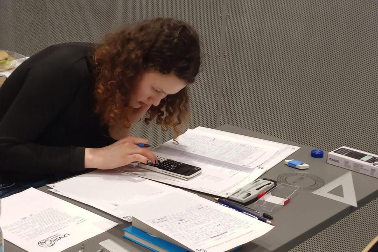 Grupa studentów koncentruje się na zadaniach w planetarium, podczas 68. Olimpiady Astronomicznej. (wygenerowano przez AI)