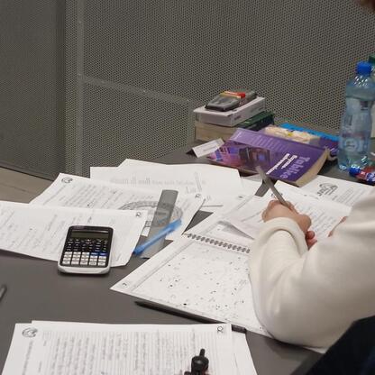 Studencki moment w trakcie 68. Olimpiady Astronomicznej w Śląskim Parku Nauki w Chorzowie. (wygenerowano przez AI)