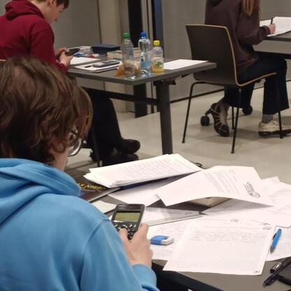 Grupa studentów uczestniczących w finałowej rundzie 68. Olimpiady Astronomicznej w Planetarium Śląskiego Parku Nauki w Chorzowie. (wygenerowano przez AI)