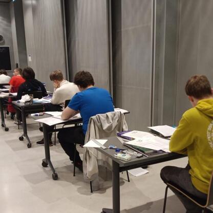 Grupa studentów wzięła udział w 68. Olimpiadzie Astronomicznej w Śląskim Parku Nauki w Chorzowie. (wygenerowano przez AI)