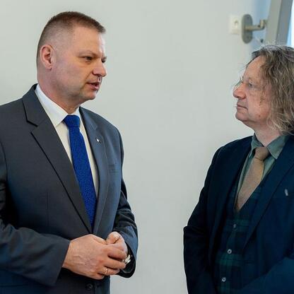 Rafał Adamczyk, członek Zarządu Województwa Śląskiego, prowadzi rozmowę w Urzędzie Marszałkowskim Województwa Śląskiego. (wygenerowano przez AI)