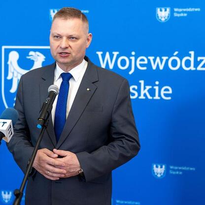 Rafał Adamczyk, członek Zarządu Województwa Śląskiego, przemawia na konferencji prasowej w Urzędzie Marszałkowskim. (wygenerowano przez AI)