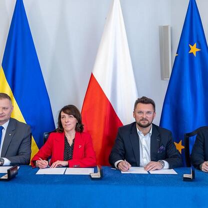 Rafał Adamczyk, członek Zarządu Województwa Śląskiego, podpisuje porozumienie o współpracy w organizacji Śląskiego Kongresu Oświaty. (wygenerowano przez AI)