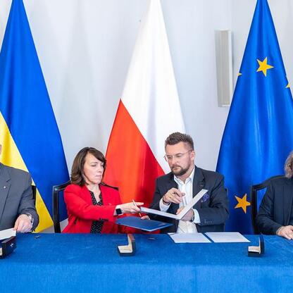 Podpis: Rafał Adamczyk, członek Zarządu Województwa Śląskiego, podpisuje porozumienie o współpracy na Śląskim Kongresie Oświaty. (wygenerowano przez AI)