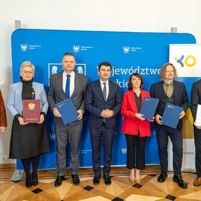 Grupa siedmiu osób podpisuje porozumienie w Urzędzie Marszałkowskim Województwa Śląskiego. (wygenerowano przez AI)
