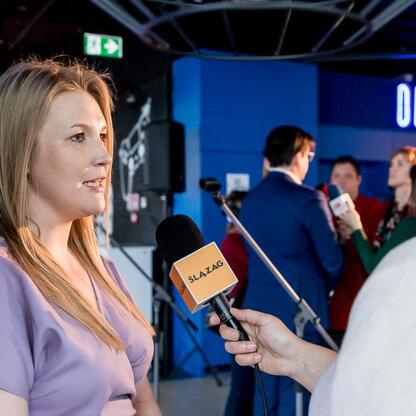 Joanna Bojczuk, członek Zarządu Województwa Śląskiego, podczas konferencji prasowej Game Music Fest. (wygenerowano przez AI)