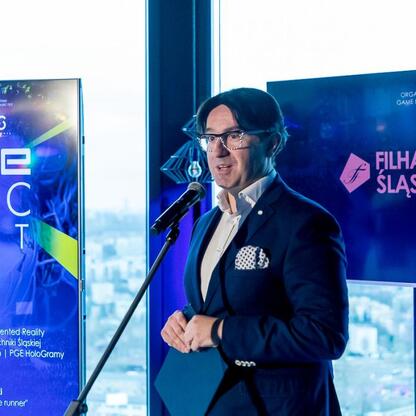 Na podium w Katowicach, podczas konferencji prasowej Game Music Fest, mówiony jest o wydarzeniu, które odbędzie się w dniach 24-26 kwietnia 2025 roku. (wygenerowano przez AI)