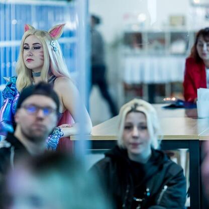 Game Music Fest: festiwal muzyki z gier komputerowych, z udziałem artystów i panelu dyskusyjnego. (wygenerowano przez AI)