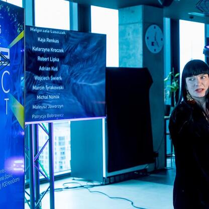 Scena z Game Music Fest, festiwalu muzyki z gier komputerowych, w Filharmonii Śląskiej w Katowicach. (wygenerowano przez AI)