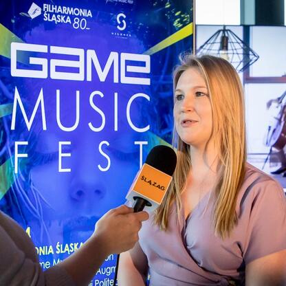 Na zdjęciu: Joanna Bojczuk, członek Zarządu Województwa Śląskiego, podczas konferencji prasowej Game Music Fest. (wygenerowano przez AI)