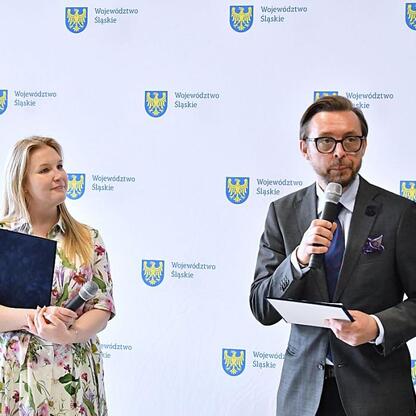 Joanna Bojczuk i dr Artur Madaliński prezentują projekt Modern Lib na konferencji prasowej w Bibliotece Śląskiej. (wygenerowano przez AI)