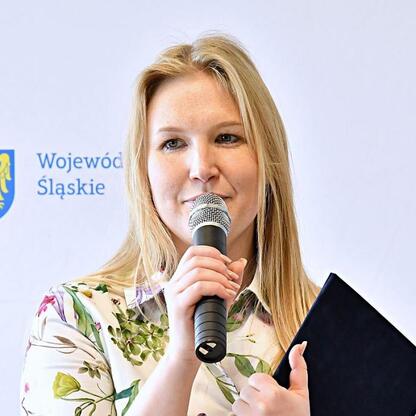 W trakcie konferencji prasowej w Silesian Library w Katowicach, Joanna Bojczuk, członek Zarządu Województwa Śląskiego, prezentuje Modern Lib projekt. (wygenerowano przez AI)