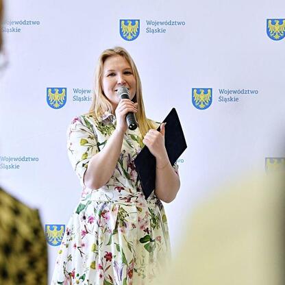 Joanna Bojczuk, członek Zarządu Województwa Śląskiego, prezentuje projekt Modern Lib na konferencji prasowej w Katowicach. (wygenerowano przez AI)