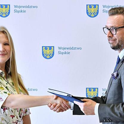 Joanna Bojczuk i dr Artur Madaliński podczas konferencji prasowej Modern Lib. (wygenerowano przez AI)