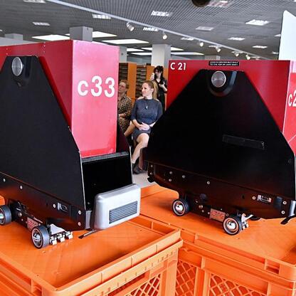 Automatyczne wózki transportujące książki w Bibliotece Śląskiej w Katowicach, w ramach projektu Modern Lib. (wygenerowano przez AI)
