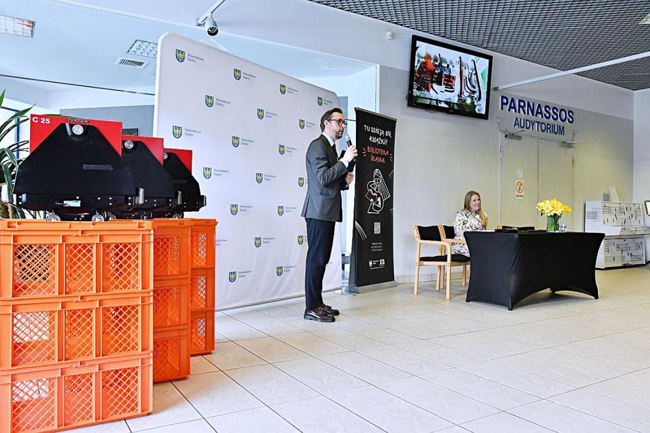 Wernisaż projektu Modern Lib w Bibliotece Śląskiej w Katowicach, gdzie zaprezentowano nowy system transportu książek i zmiany w przestrzeni biblioteki. (wygenerowano przez AI)