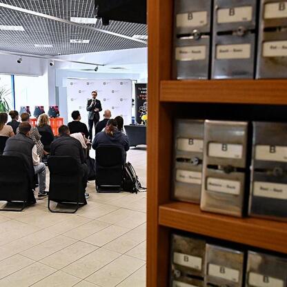 Wernisaż projektu Modern Lib w Bibliotece Śląskiej w Katowicach, gdzie zaprezentowano nowy system transportu książek i zmiany w przestrzeni biblioteki. (wygenerowano przez AI)