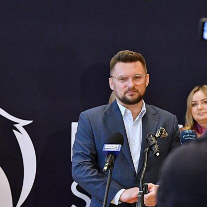 Sebastian Świderski, prezes Polskiego Związku Piłki Siatkowej, przemawia na konferencji prasowej w Katowicach, oznaczając start turnieju 