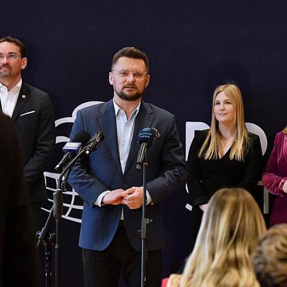 Joanna Bojczuk, członek Zarządu Województwa Śląskiego, przemawia na konferencji prasowej w Katowicach, podczas której oznajmia powrót reprezentacji Polski do Śląska. (wygenerowano przez AI)