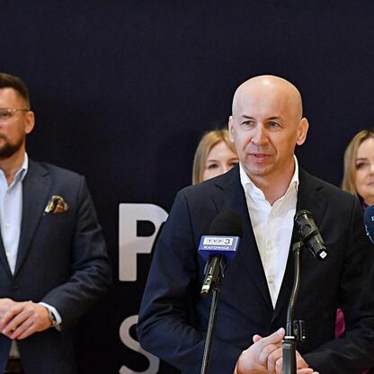 Sebastian Świderski, prezes Polskiego Związku Piłki Siatkowej, przemawia na konferencji prasowej w Katowicach, gdzie ogłoszono turniej 