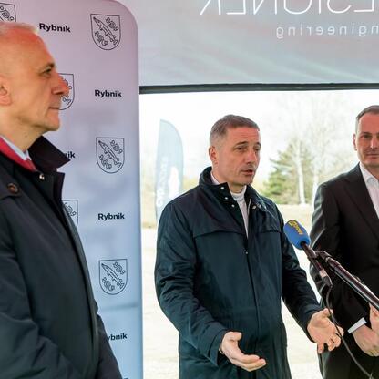 Wicemarszałek Leszek Pietraszek przemawia na symbolicznym wmurowaniu kamienia węgielnego dla nowego centrum materiałowego firmy CADesigner Engineering w Rybniku. (wygenerowano przez AI)
