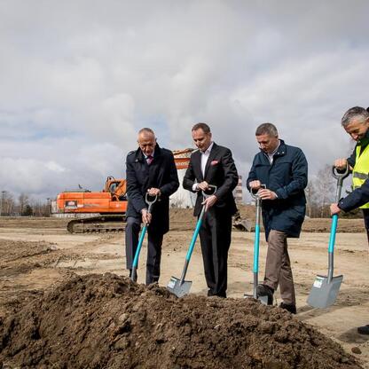 Wicemarszałek Leszek Pietraszek uczestniczy w ceremonii wmurowania kamienia węgielnego dla nowego centrum materiałowego firmy CADesigner Engineering w Rybniku. (wygenerowano przez AI)