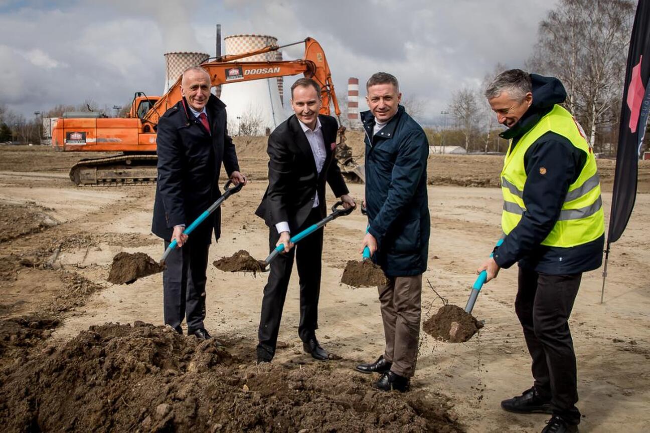 Wicemarszałek Leszek Pietraszek uczestniczy w symbolicznym wmurowaniu kamienia węgielnego pod nowy materiałowy centrum firmy CADesigner Engineering w Rybniku, Śląsk. (wygenerowano przez AI)