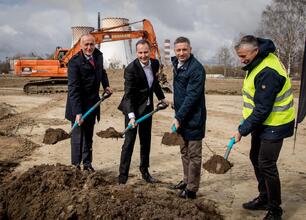 Wicemarszałek Leszek Pietraszek uczestniczy w symbolicznym wmurowaniu kamienia węgielnego pod nowy materiałowy centrum firmy CADesigner Engineering w Rybniku, Śląsk. (wygenerowano przez AI)
