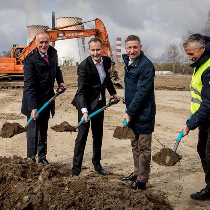 W Rybniku odbywa się uroczystość wmurowania kamienia węgielnego dla nowego centrum materiałowego firmy CADesigner Engineering. (wygenerowano przez AI)