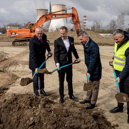 Wicemarszałek Leszek Pietraszek uczestniczy w ceremonii wmurowania kamienia węgielnego dla nowego centrum materiałowego firmy CADesigner Engineering w Rybniku, Śląsk. (wygenerowano przez AI)